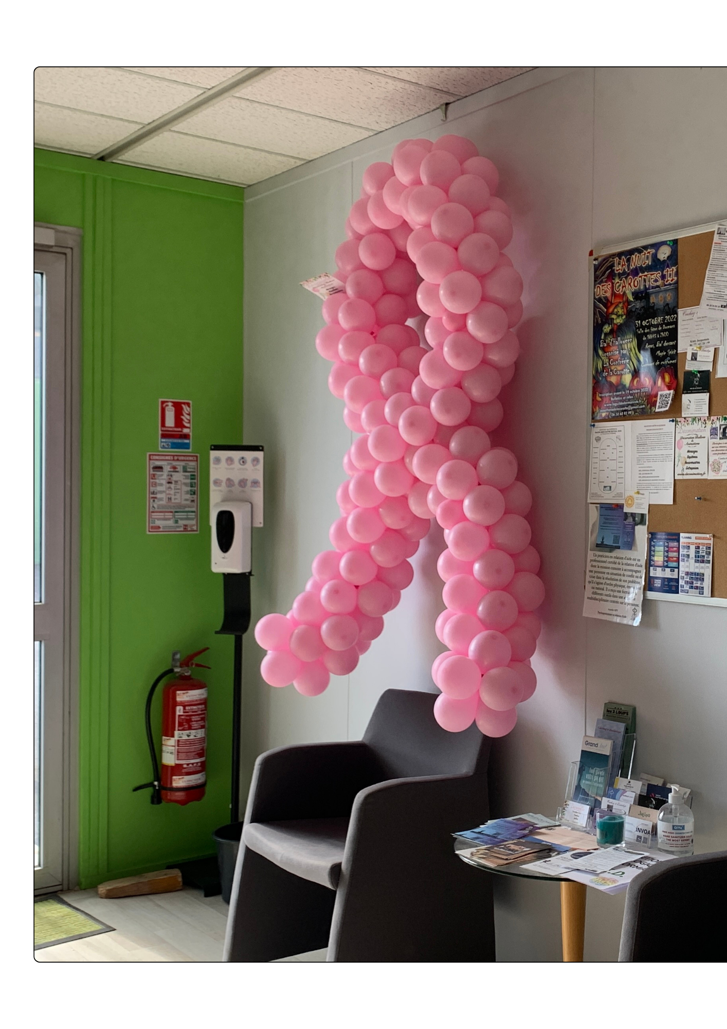 Ruban rose en ballons installé sur site
